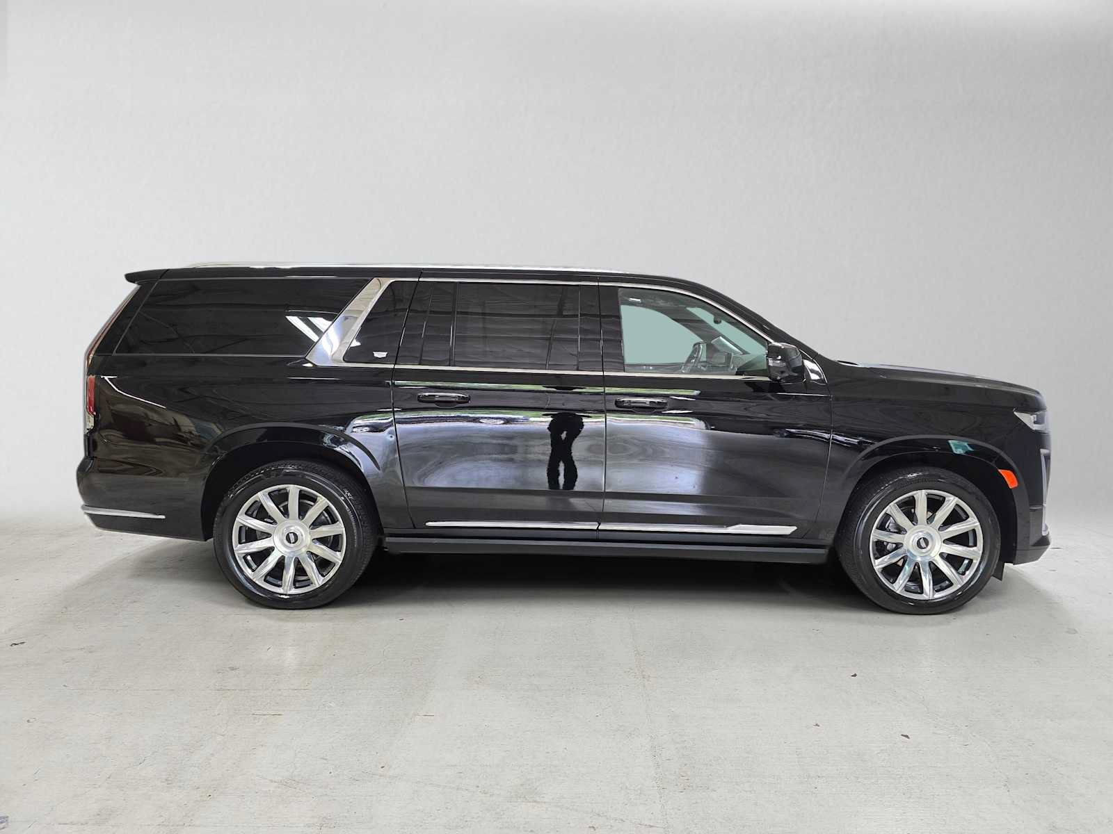 Used 2024 Cadillac Escalade ESV Premium Luxury Platinum AWD/4WD image 2