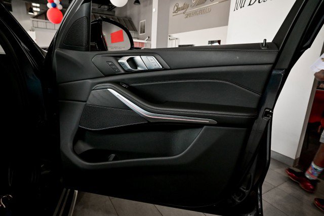 Used 2022 BMW X7 xDrive40i w/ Premium Package image 35