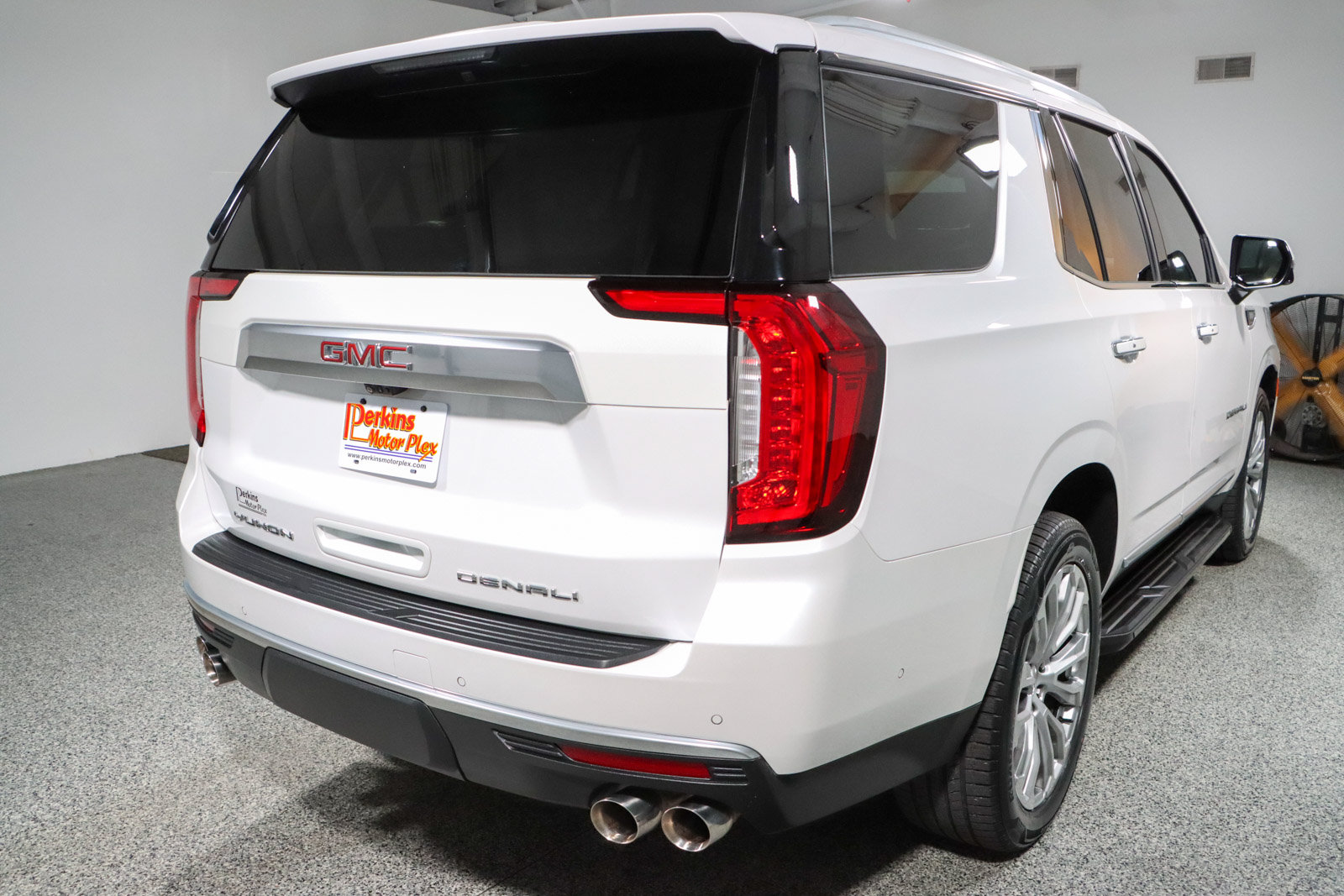 Used 2024 GMC Yukon Denali w/ Advanced Technology Package AWD/4WD image 7