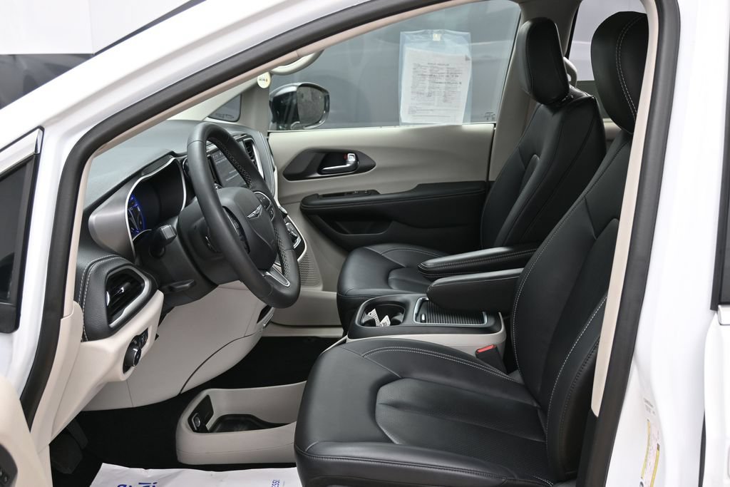 Used 2024 Chrysler Pacifica Touring-L FWD image 17