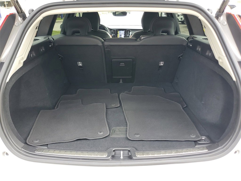 Certified 2025 Volvo V60 B5 Cross Country Plus image 9