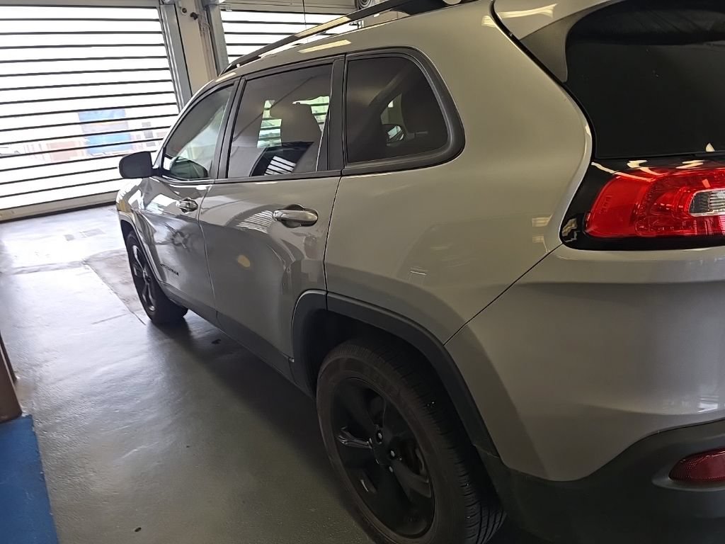 Used 2016 Jeep Cherokee Latitude w/ Cold Weather Group AWD/4WD image 4