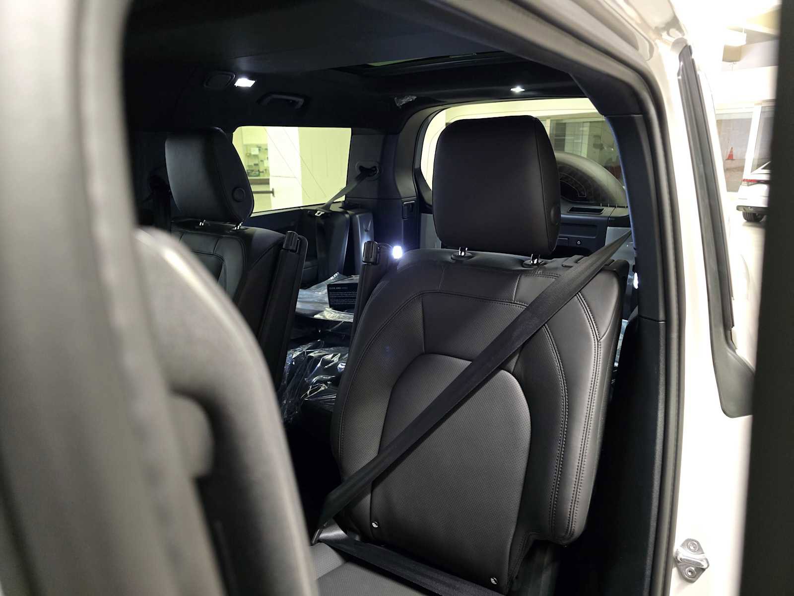 New 2026 Land Rover Defender 130 X-Dynamic SE image 19