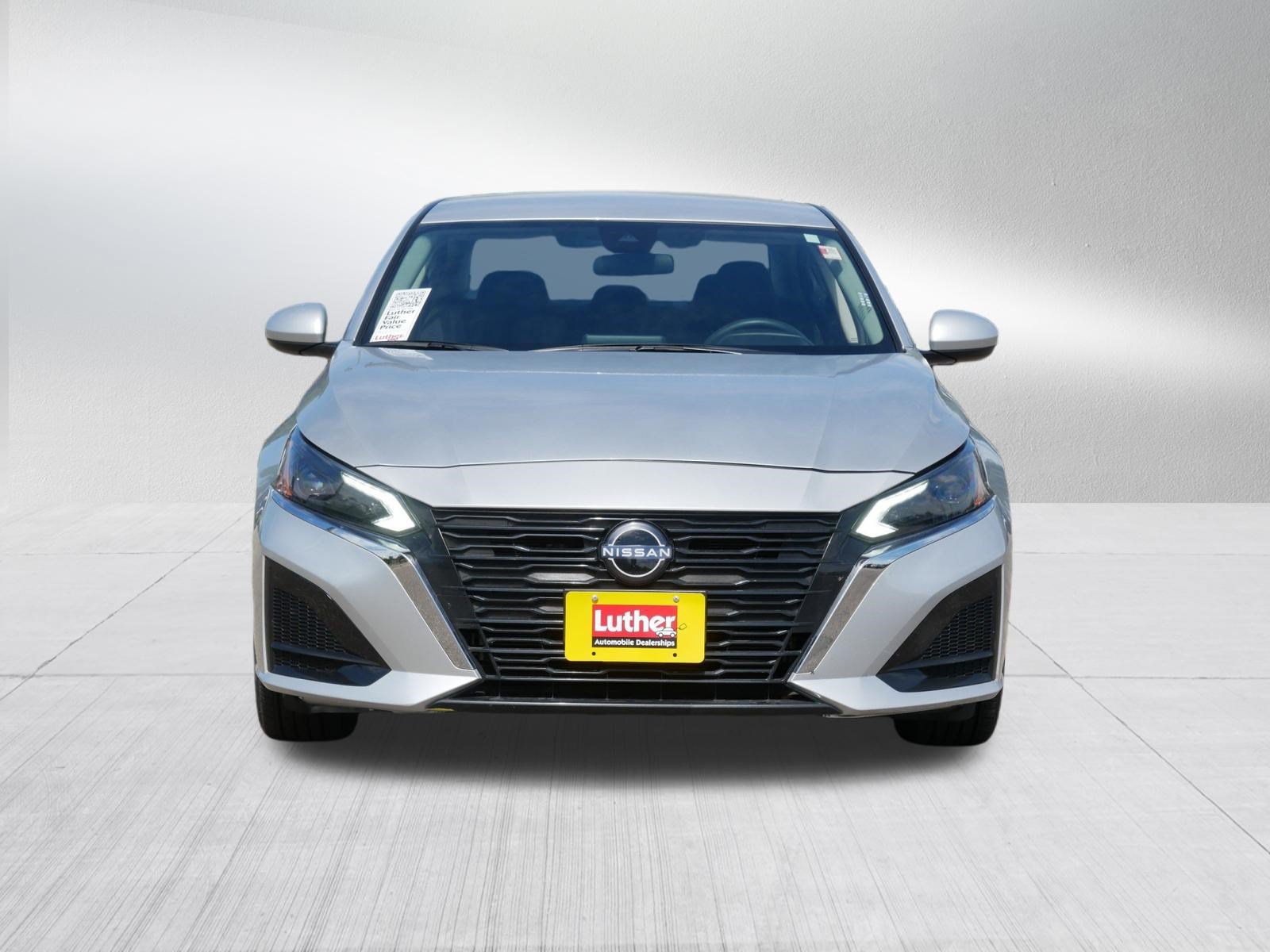 Used 2023 Nissan Altima 2.5 SV FWD image 2