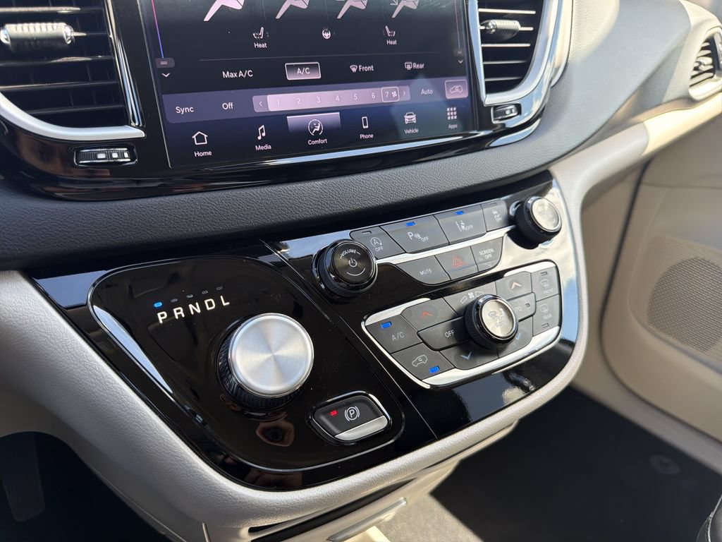 Used 2024 Chrysler Pacifica Touring-L FWD image 27