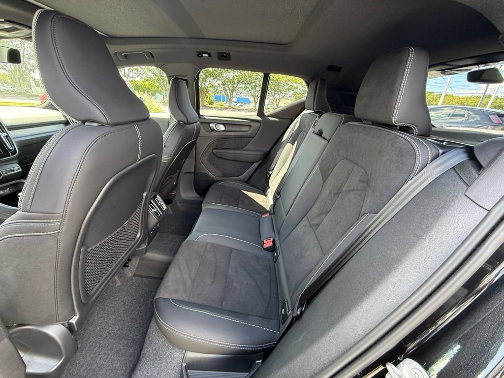 Used 2025 Volvo XC40 B5 Plus AWD/4WD image 5