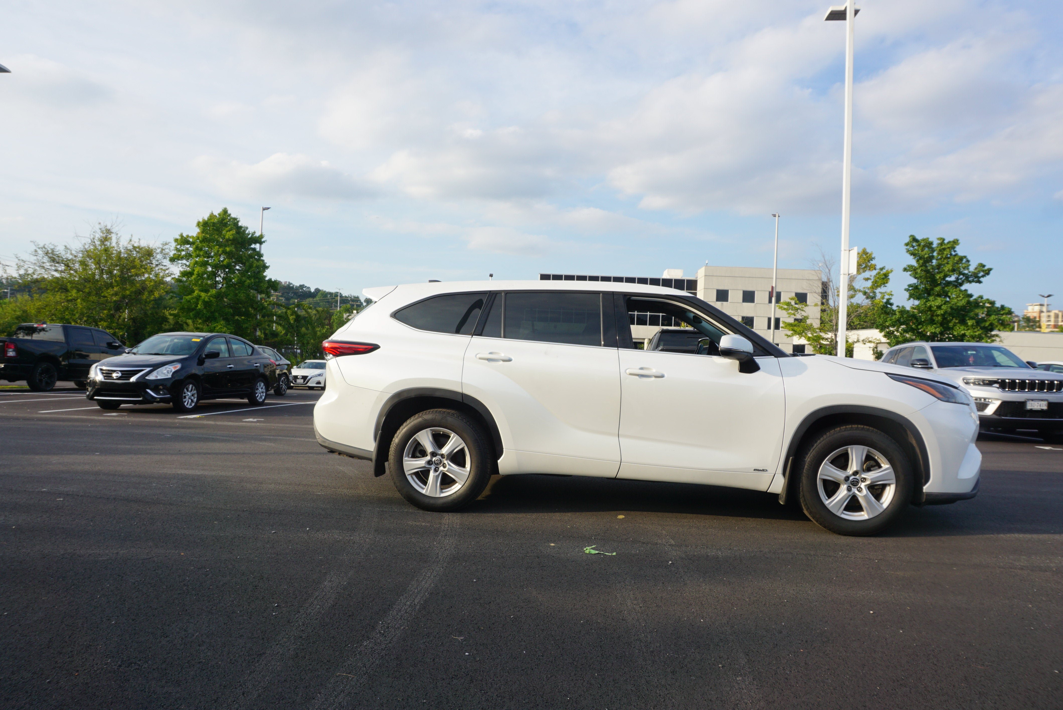 Used 2022 Toyota Highlander LE AWD/4WD image 3