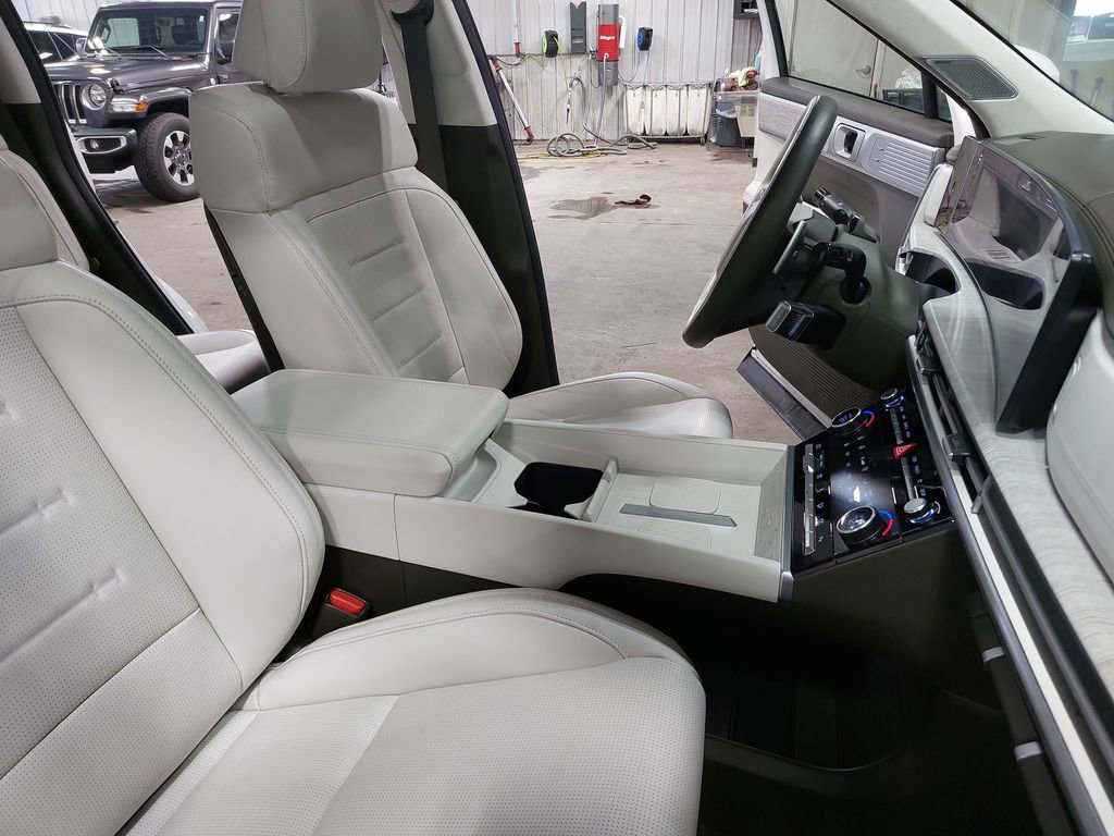 Certified 2025 Hyundai Santa Fe Calligraphy image 10