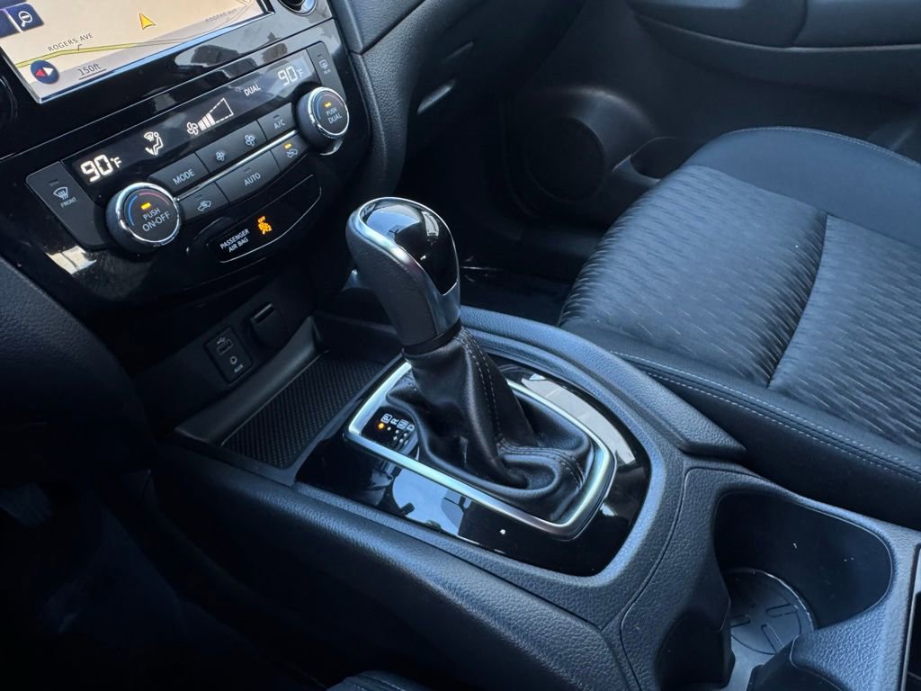 Used 2017 Nissan Rogue SV w/ SV Premium Package image 14