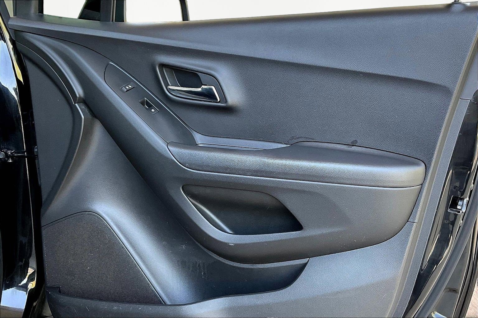 Used 2019 Chevrolet Trax LT w/ LT Convenience Package FWD image 27