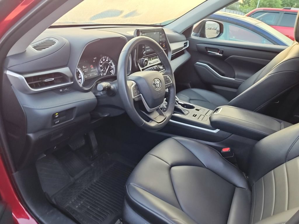 Used 2022 Toyota Highlander XLE AWD/4WD image 7