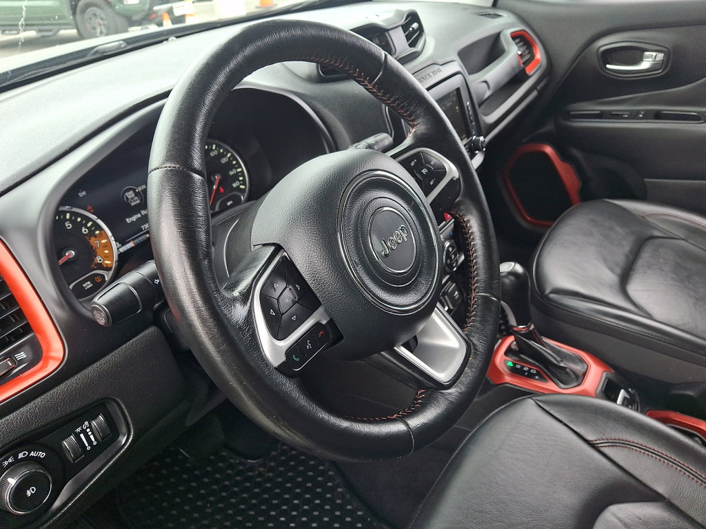 Used 2016 Jeep Renegade Trailhawk w/ Premium Trailhawk Package AWD/4WD image 29