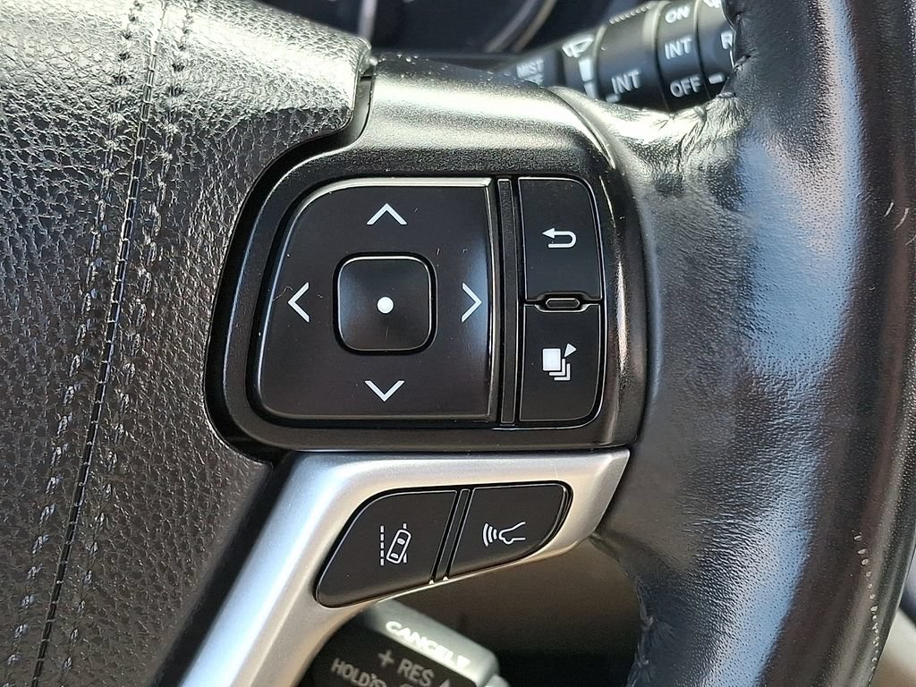 Used 2019 Toyota Highlander XLE AWD/4WD image 25