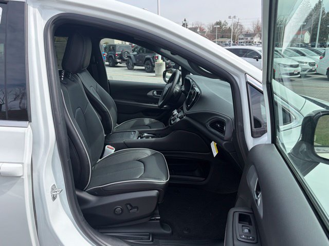 New 2026 Chrysler Pacifica Limited w/ Uconnect Theater Family Group FWD image 27