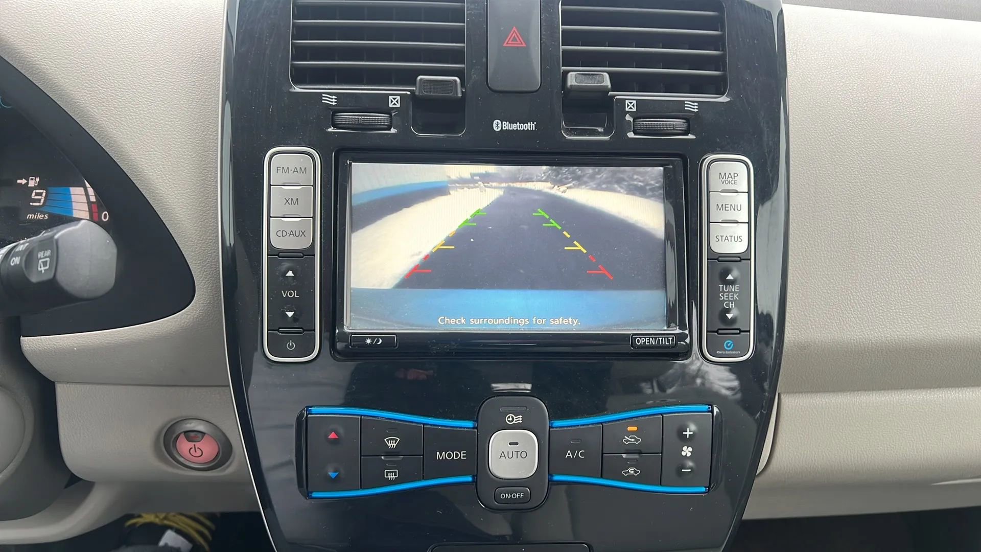 Used 2011 Nissan Leaf SL image 22