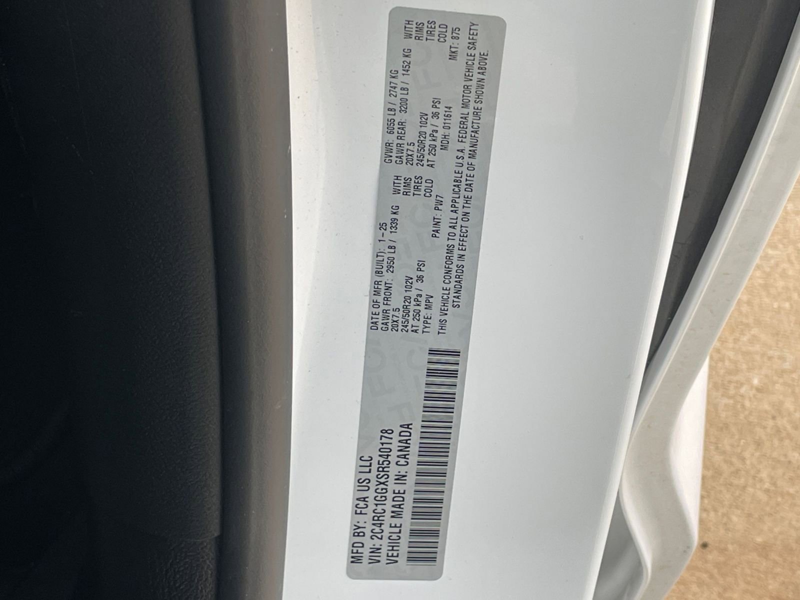 Used 2025 Chrysler Pacifica Limited image 36