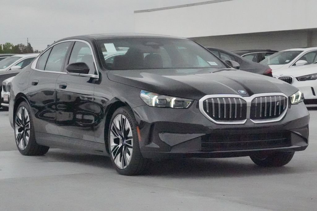 Used 2025 BMW i5 eDrive40i w/ Premium Package image 3