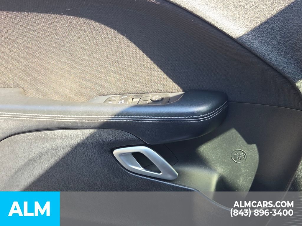 Used 2015 Dodge Challenger SXT RWD image 29