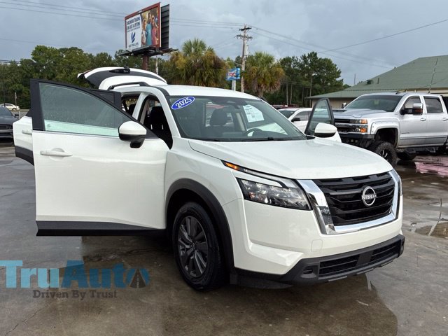 Used 2025 Nissan Pathfinder SV AWD/4WD image 10