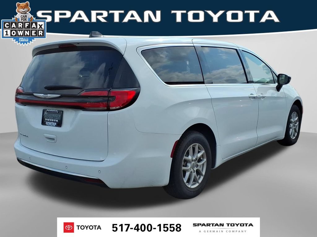 Used 2024 Chrysler Pacifica Touring-L FWD image 7