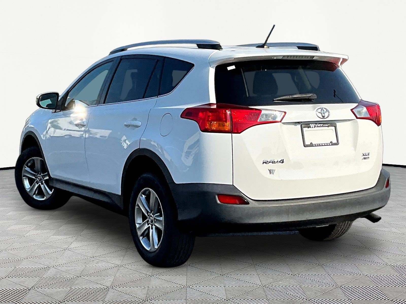 Used 2015 Toyota RAV4 XLE AWD/4WD image 4