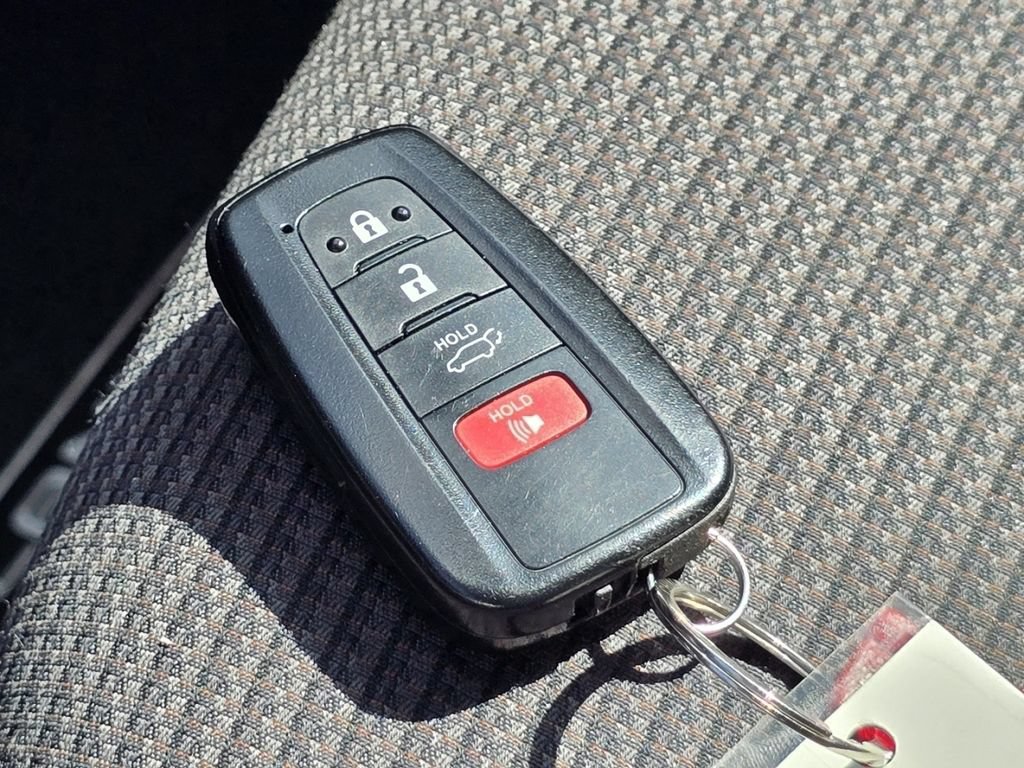 Used 2023 Toyota Highlander LE AWD/4WD image 33