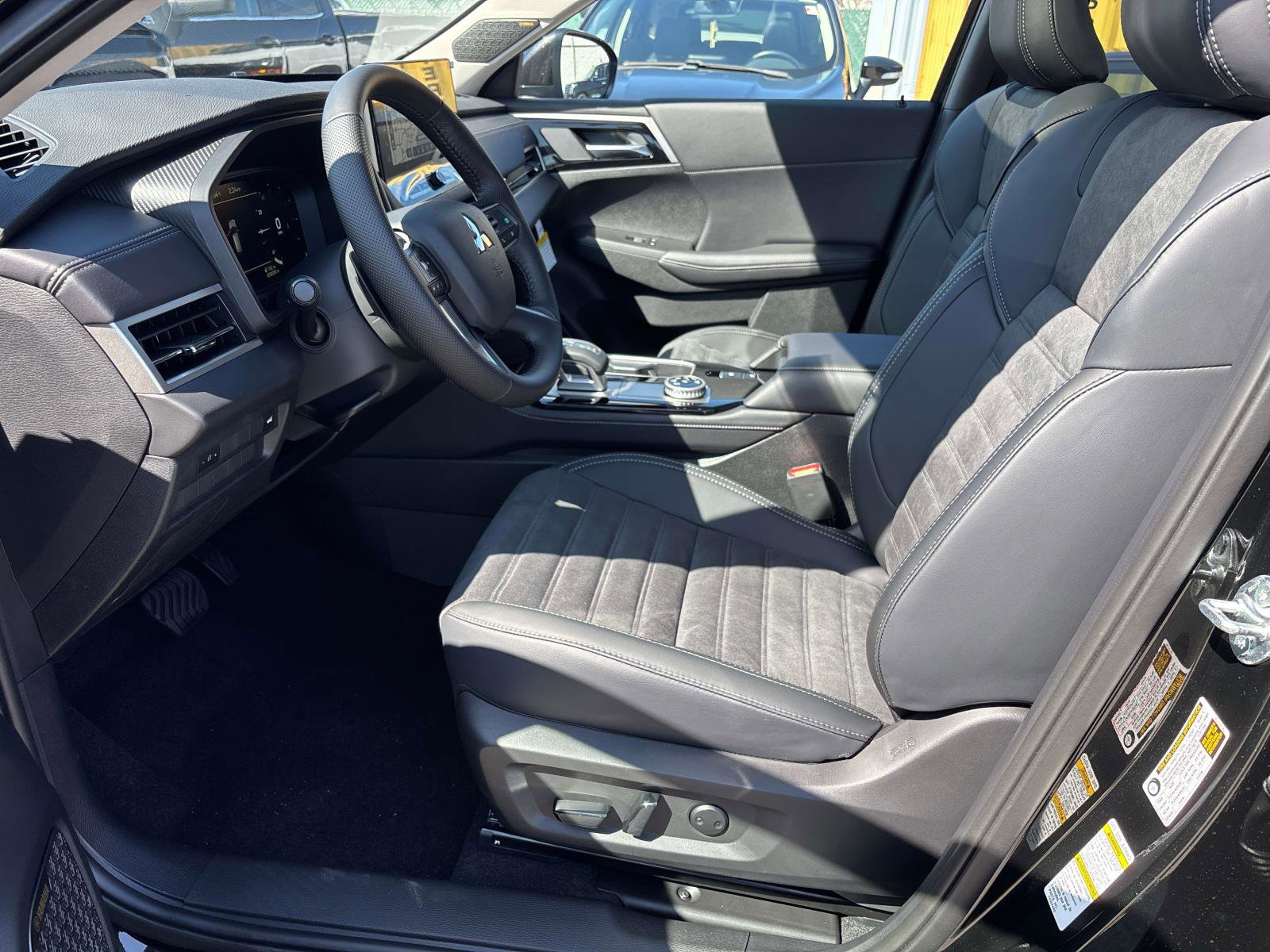 New 2025 Mitsubishi Outlander SE image 6