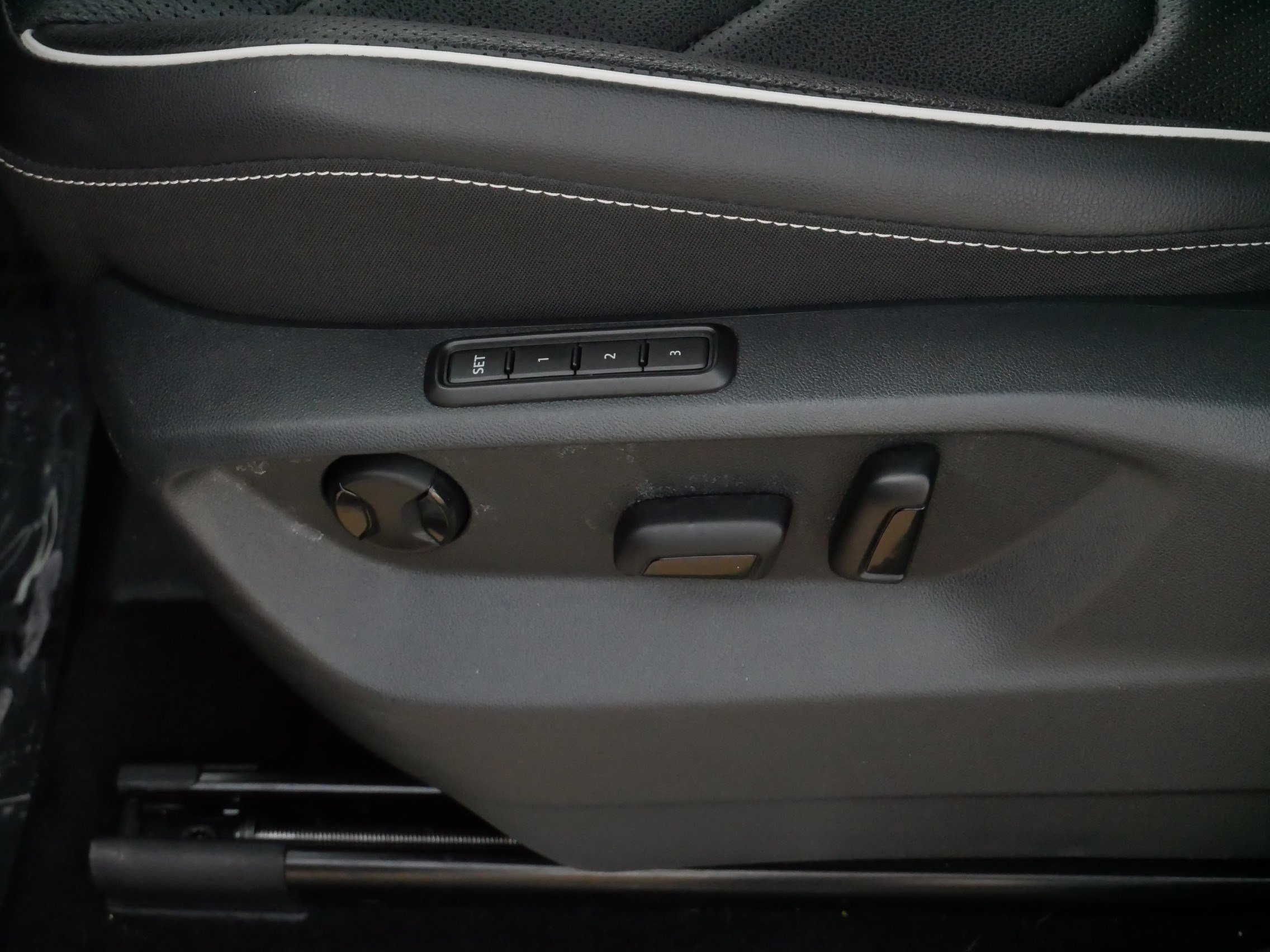 Used 2022 Volkswagen Tiguan SEL R-Line image 20