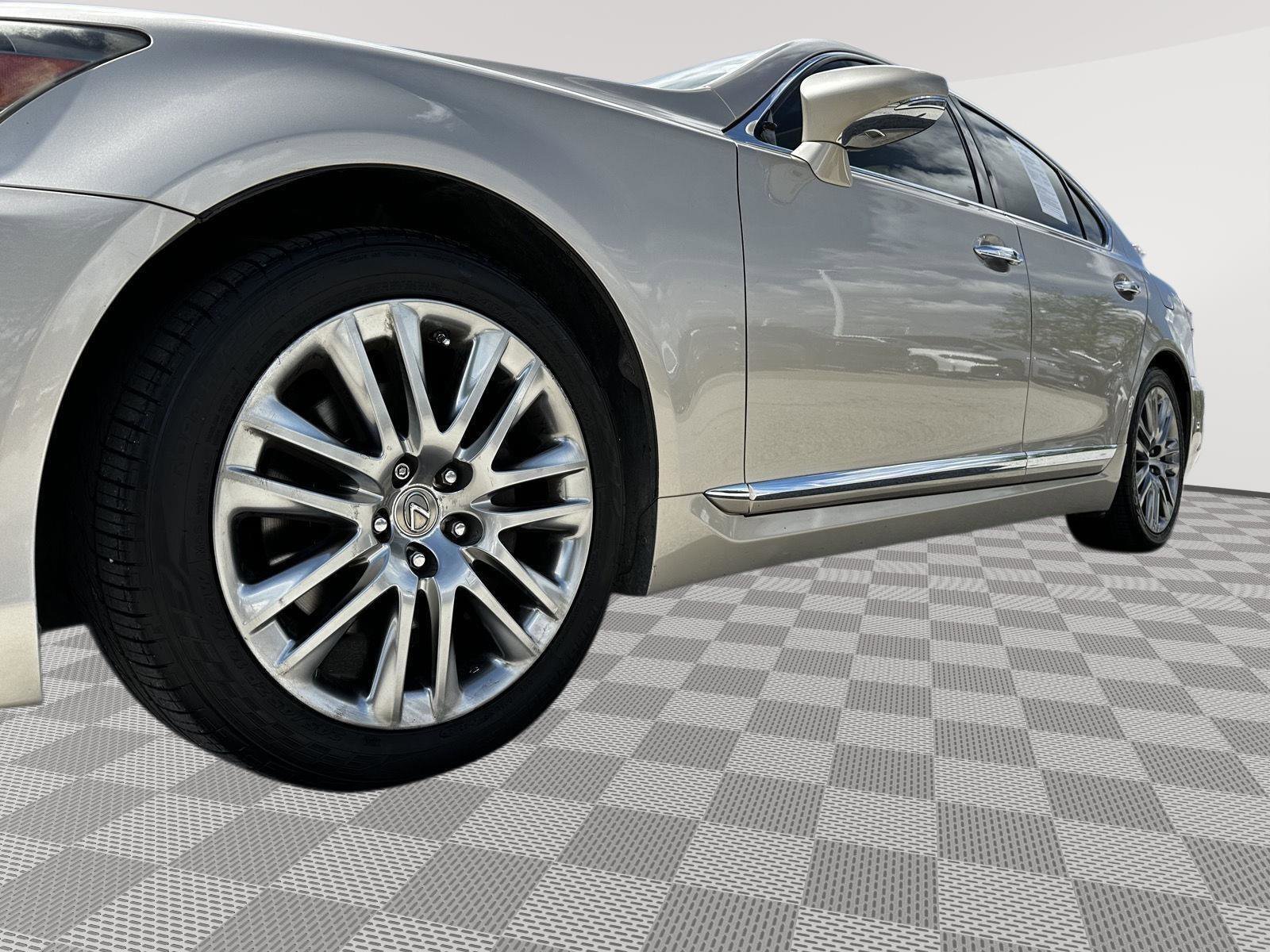 Used 2013 Lexus LS 460 w/ Comfort Pkg RWD image 6