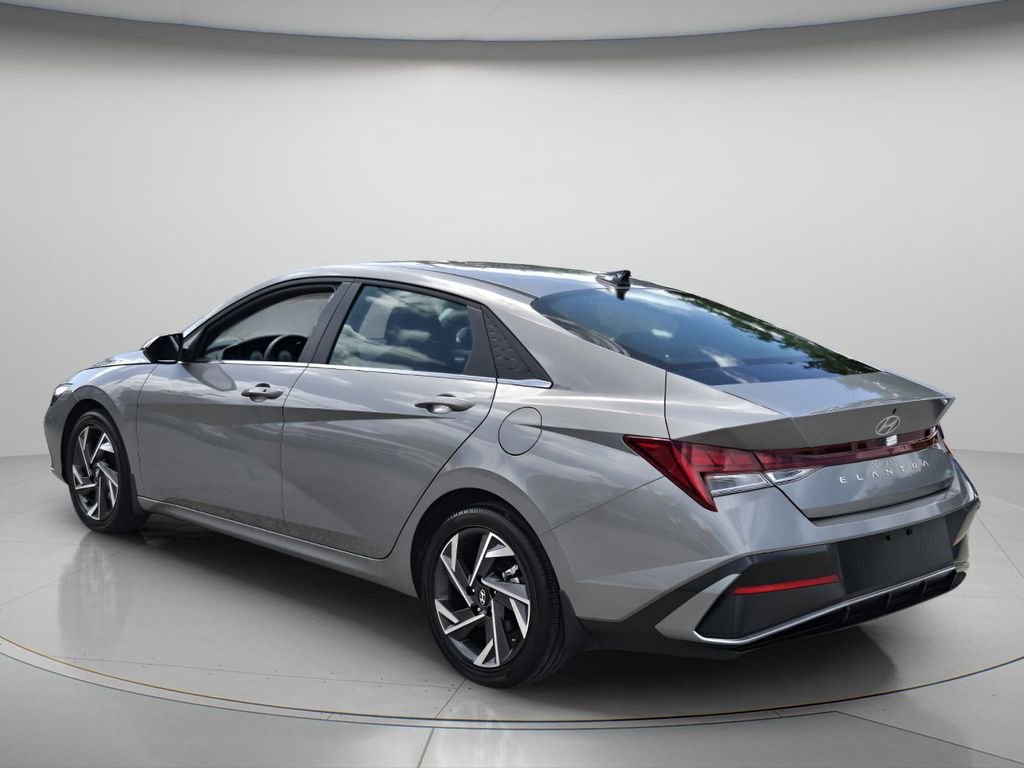Certified 2025 Hyundai Elantra SEL FWD image 8