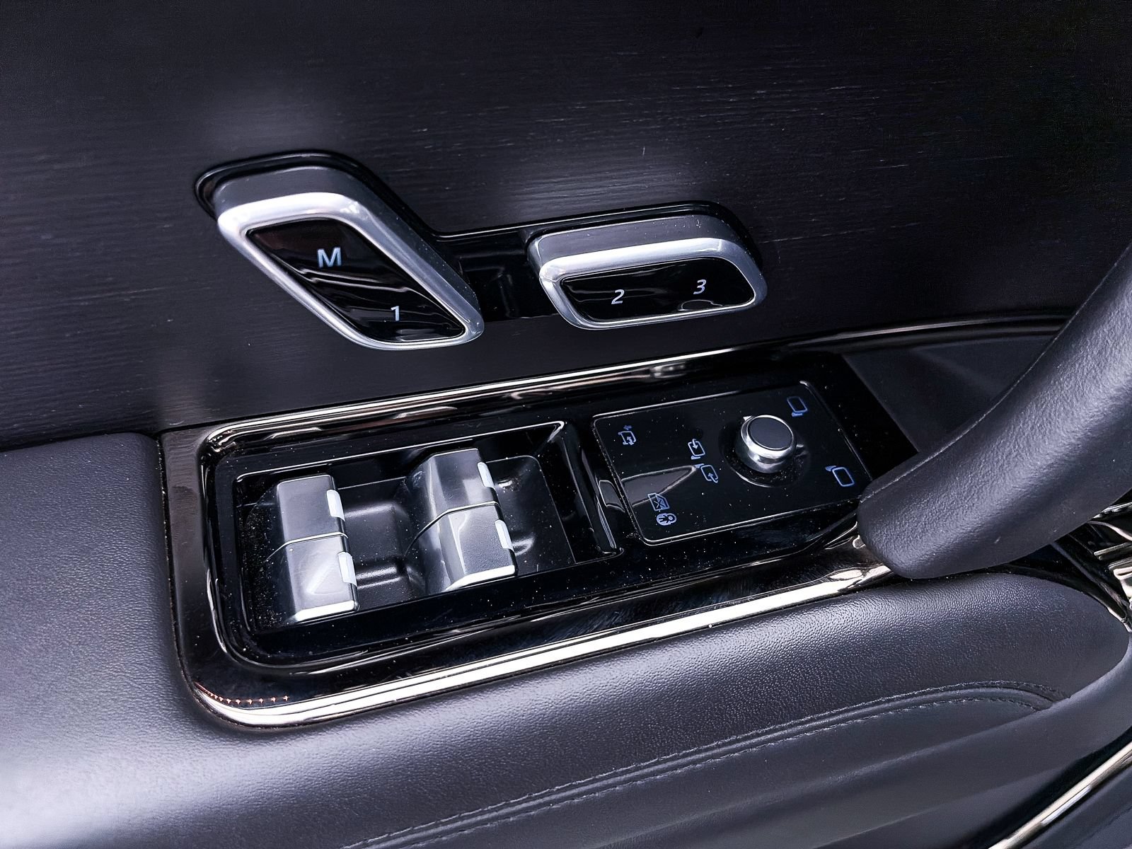 Used 2024 Land Rover Range Rover Sport SE AWD/4WD image 19