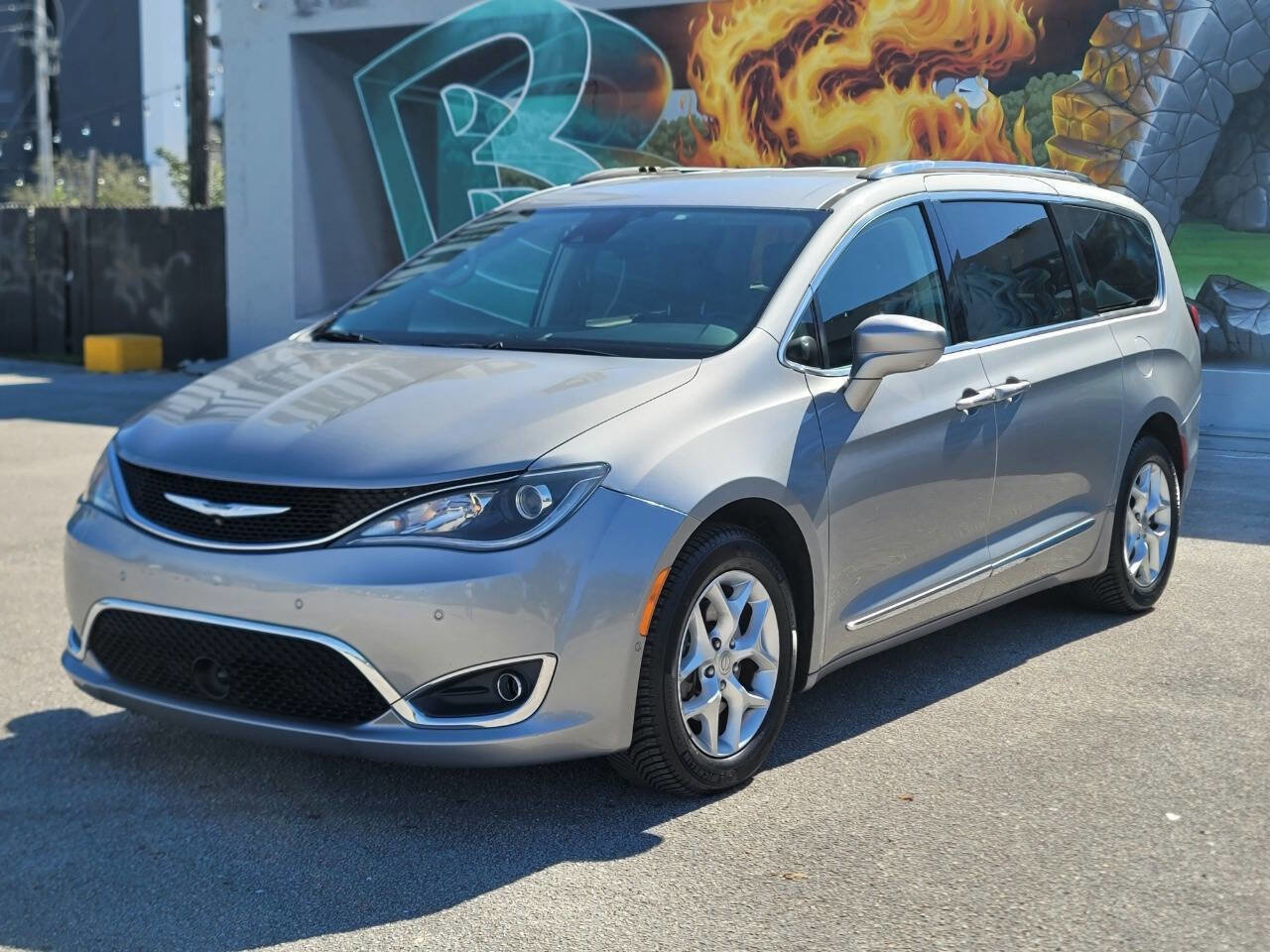 Used 2018 Chrysler Pacifica Touring-L Plus w/ Advanced Safetytec Group image 2