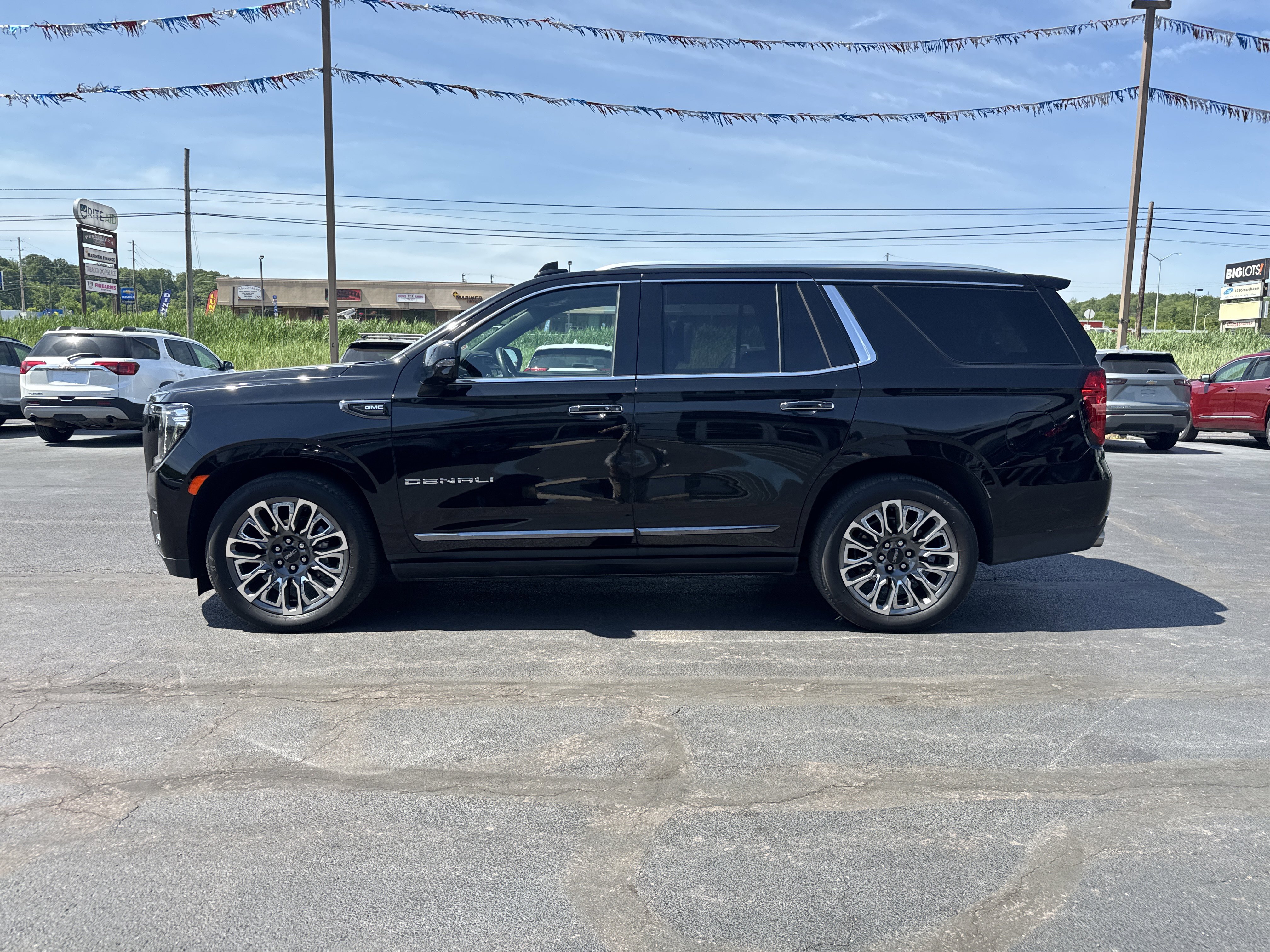 Used 2023 GMC Yukon Denali Ultimate AWD/4WD image 7