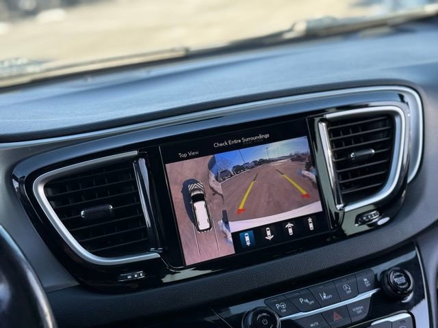 Used 2020 Chrysler Pacifica Touring w/ Advanced Safetytec Group image 3