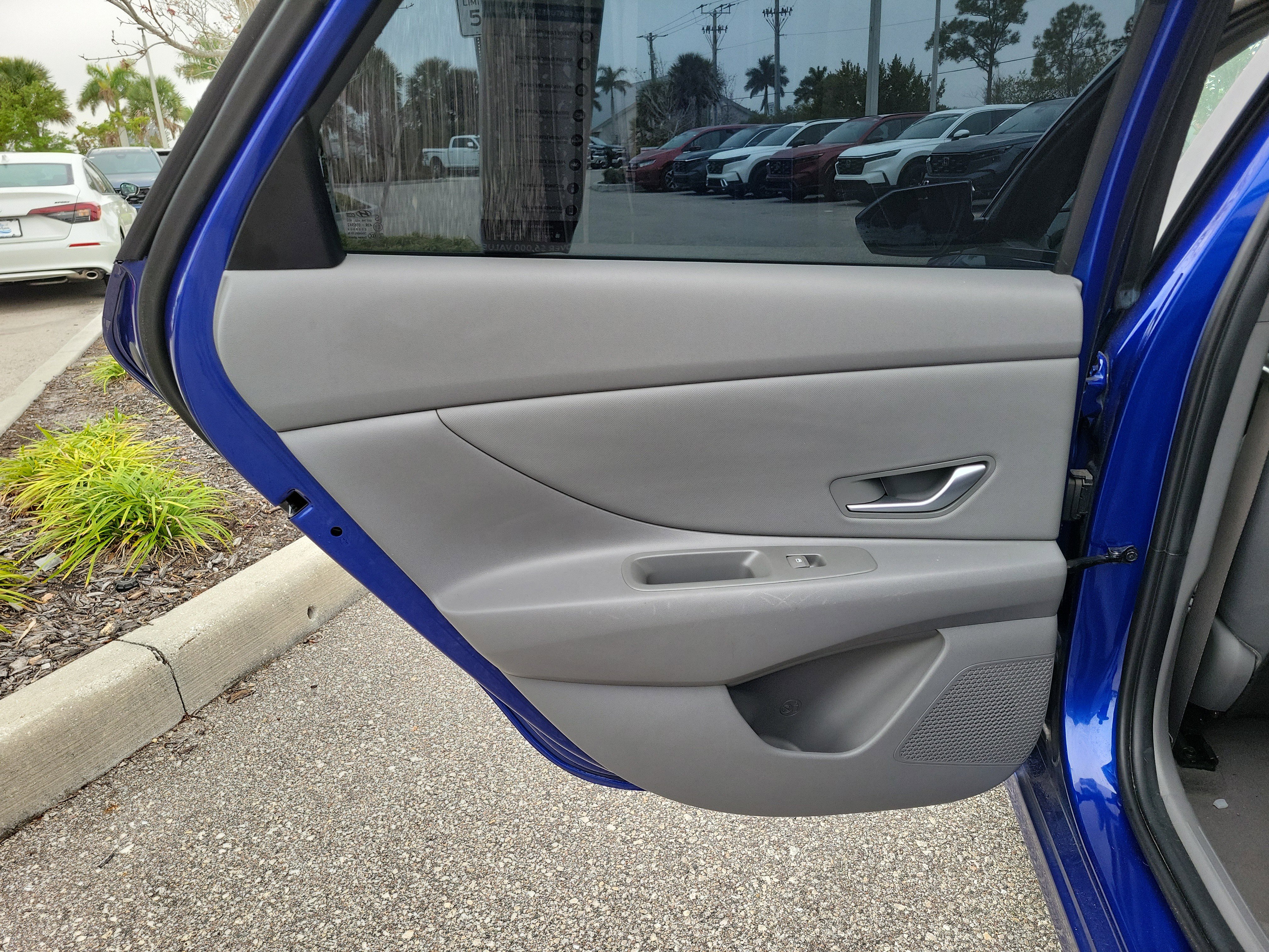 Used 2023 Hyundai Elantra SEL w/ Convenience Package image 13