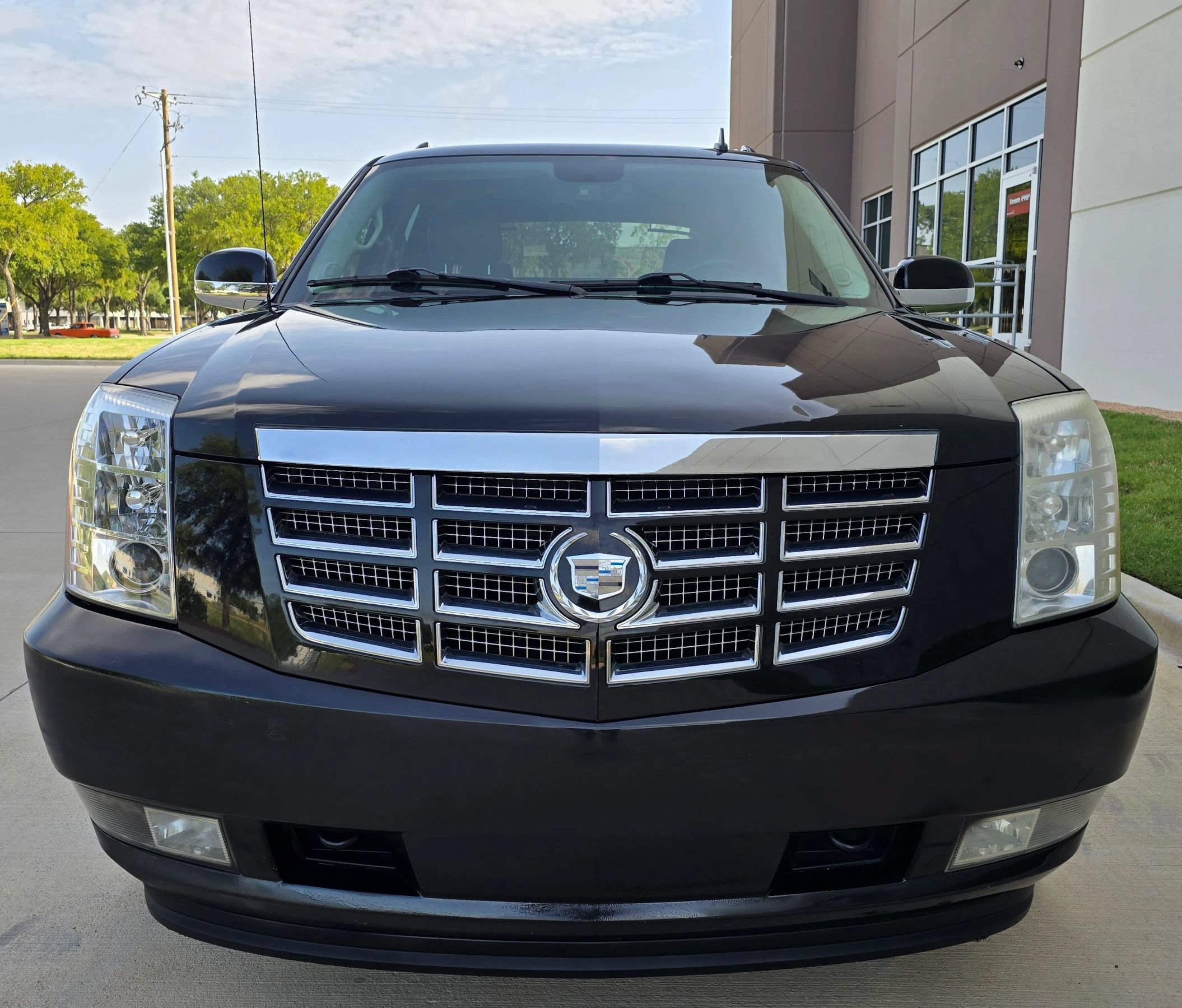 Used 2010 Cadillac Escalade EXT Luxury AWD/4WD image 2