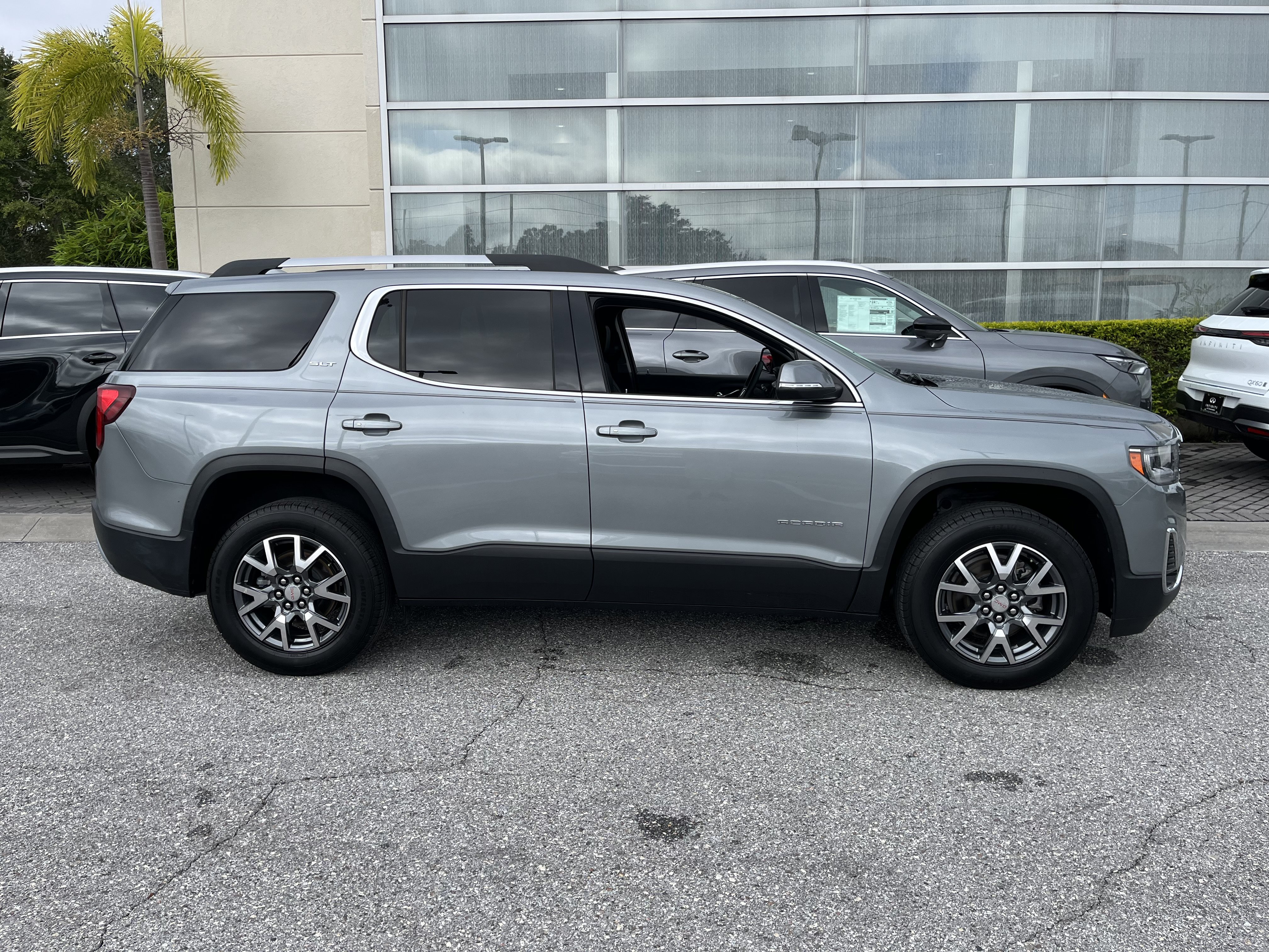 Used 2023 GMC Acadia SLT FWD image 9