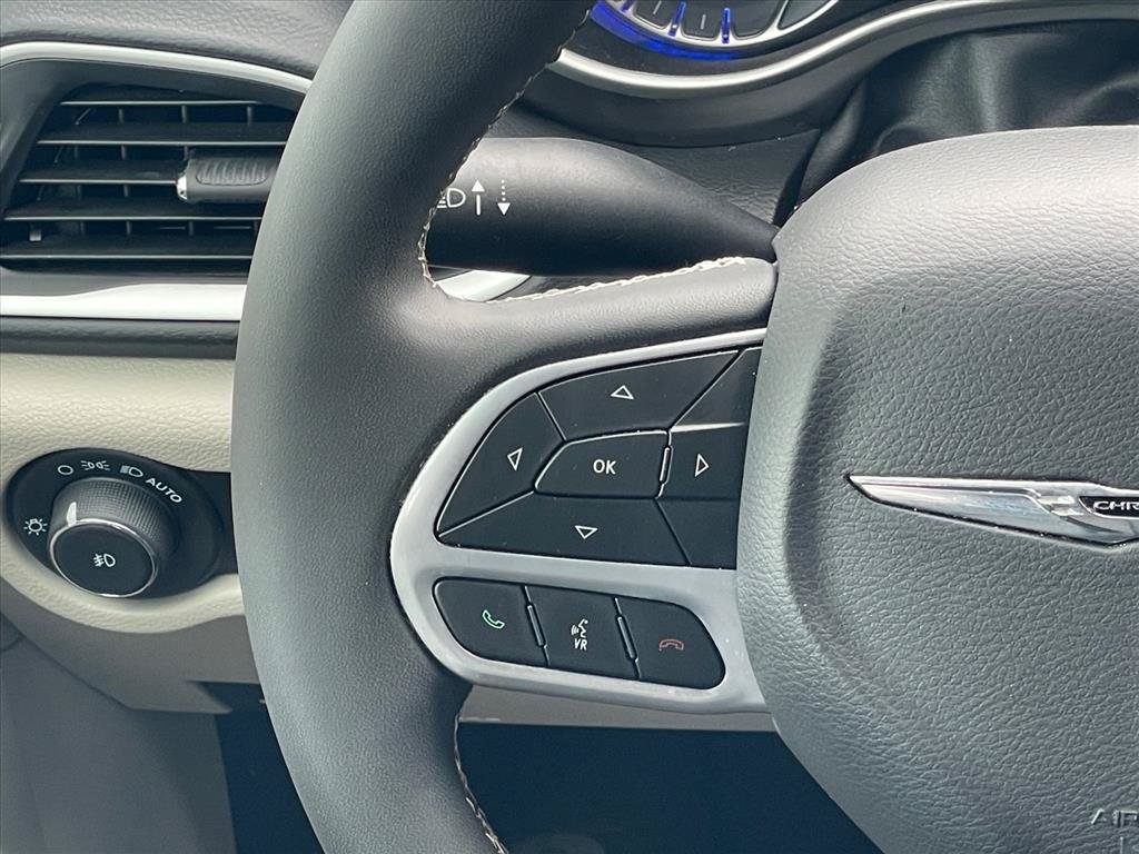 Used 2024 Chrysler Pacifica Touring-L FWD image 13