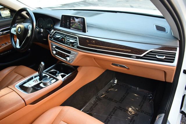 Used 2018 BMW 740i xDrive image 27