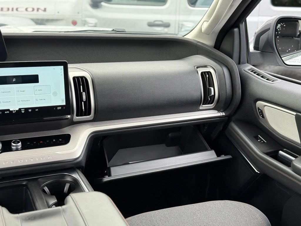 Used 2025 Ford Expedition Active AWD/4WD image 30
