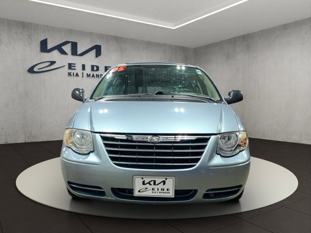 Used 2005 Chrysler Town & Country Touring image 2