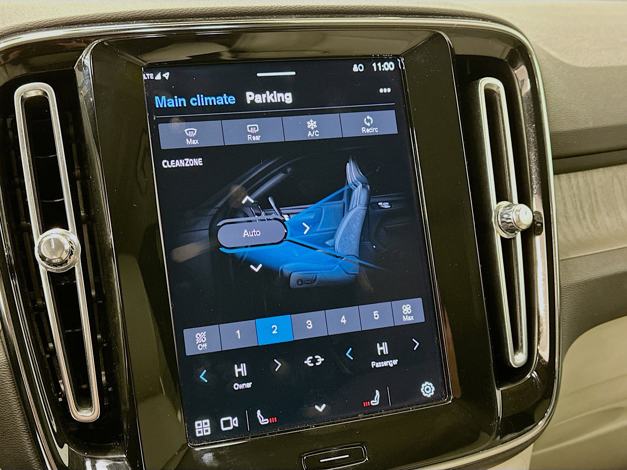 Used 2023 Volvo XC40 B5 Ultimate image 24