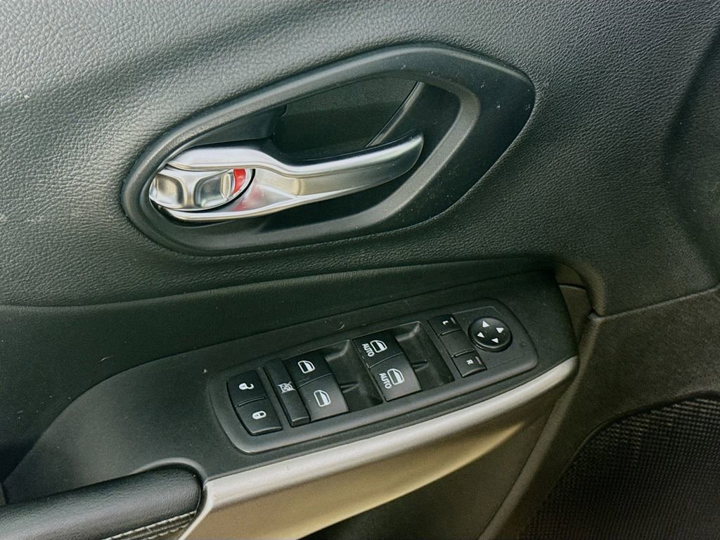 Used 2019 Jeep Cherokee Latitude Plus AWD/4WD image 20