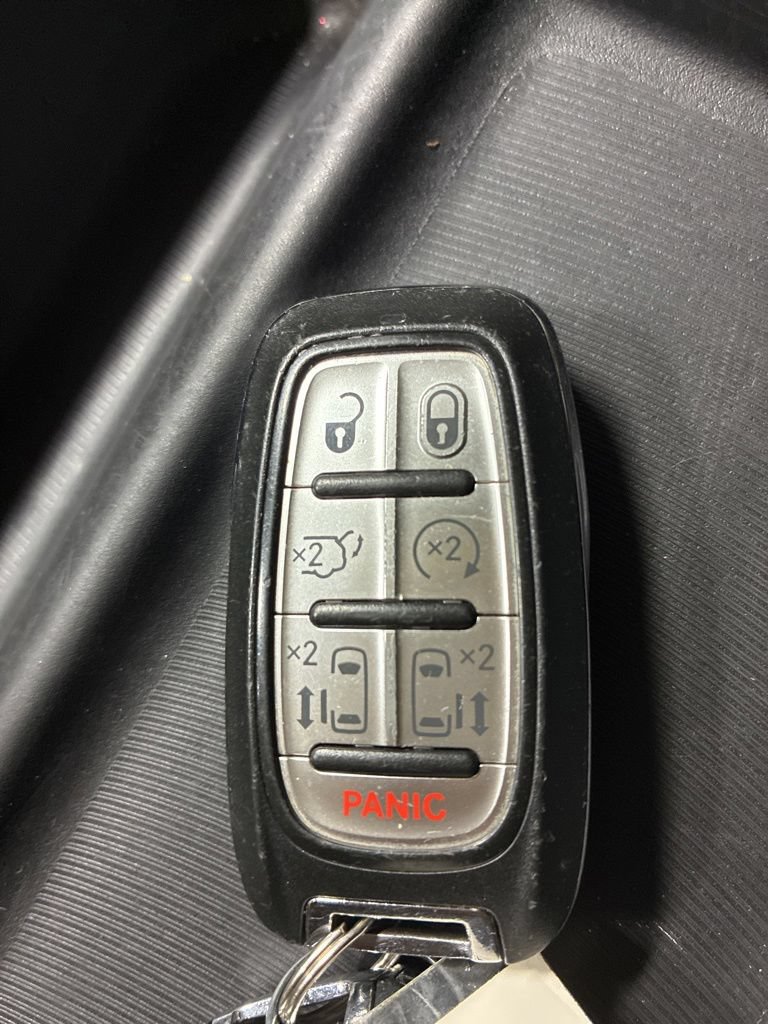 Used 2017 Chrysler Pacifica Touring-L w/ Tire & Wheel Group FWD image 22