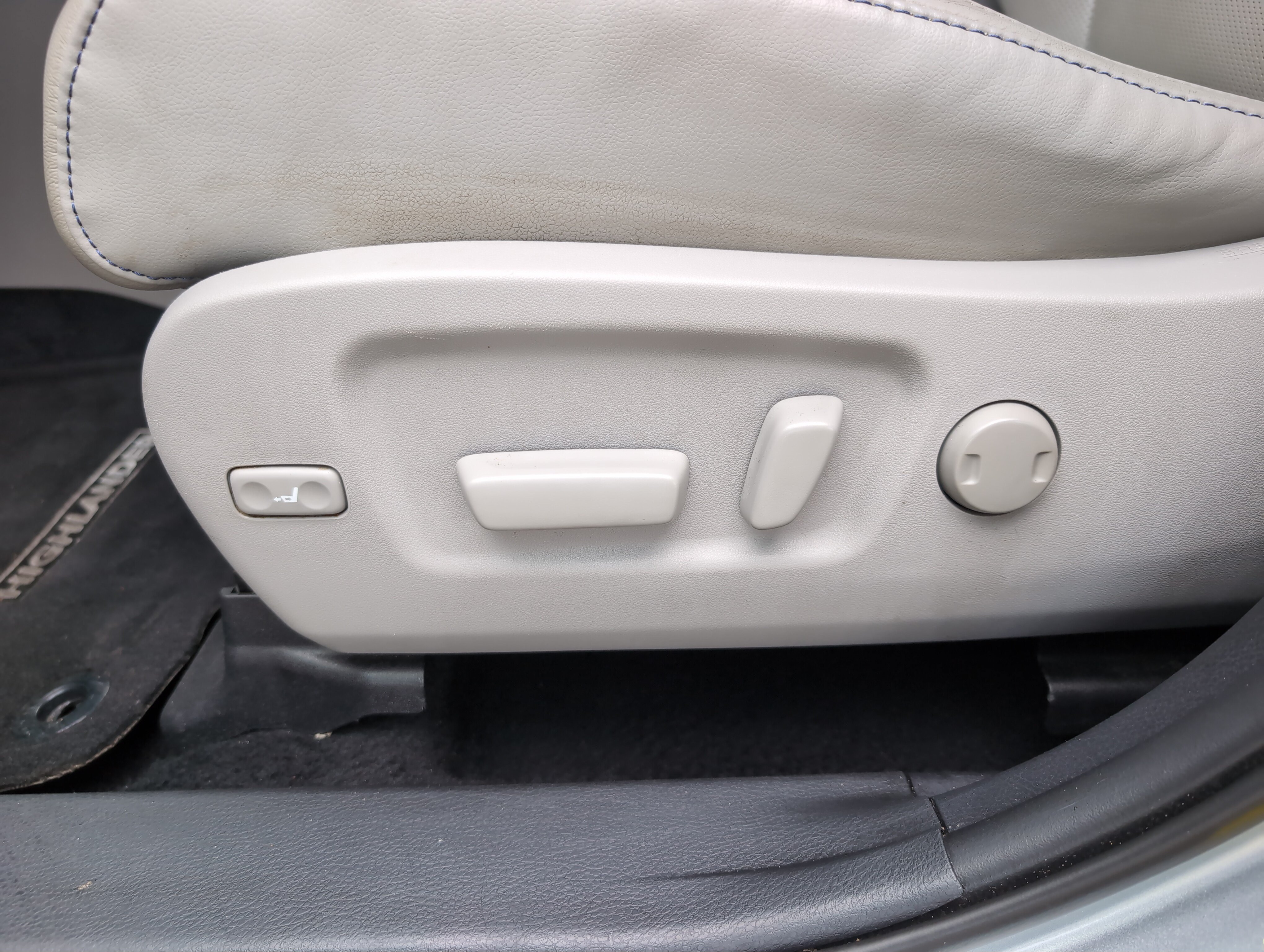 Used 2019 Toyota Highlander Limited Platinum FWD image 17