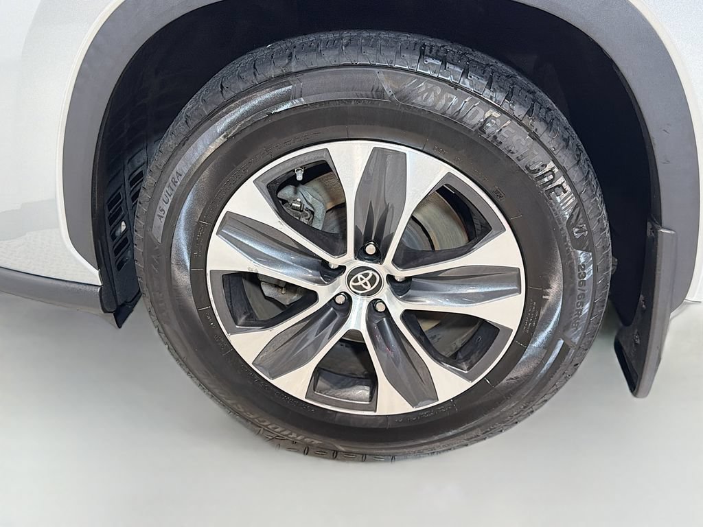 Used 2022 Toyota Highlander XLE AWD/4WD image 34