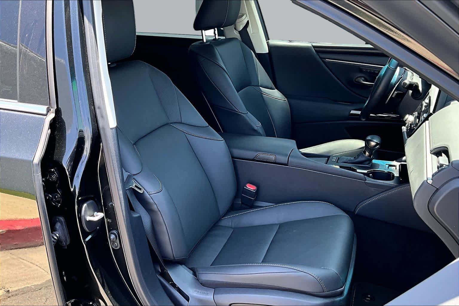 Used 2025 Lexus ES 300h w/ Premium Package FWD image 9