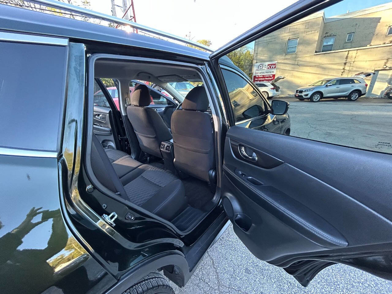 Used 2020 Nissan Rogue SV image 10