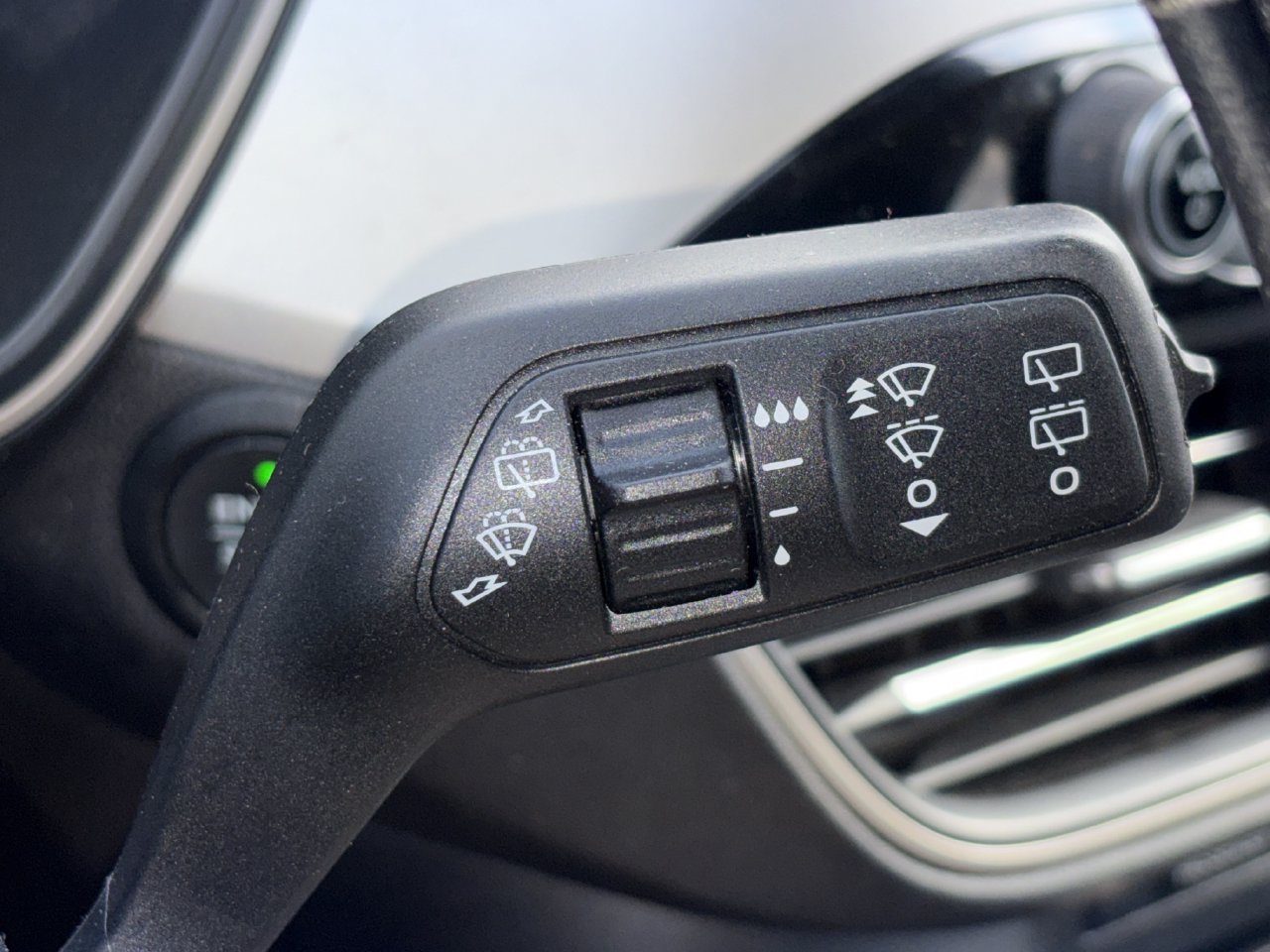 Used 2022 Ford Escape SE FWD image 10