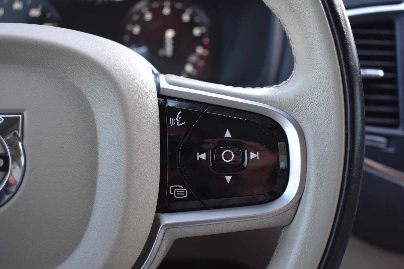 Used 2021 Volvo XC90 T5 Momentum w/ Protection Package Premier FWD image 39